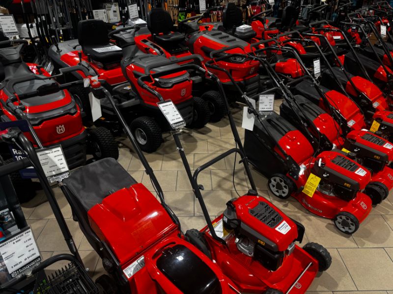 Kosiarki, traktory ogrodowe i ridery Husqvarna – tradycyjne rozwiązania dla ogrodów